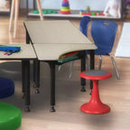 Bureau scolaire d'activités réglable en hauteur Boomerang 28" Érable - Regency : Piètement à poteaux chromés, Angles arrondis