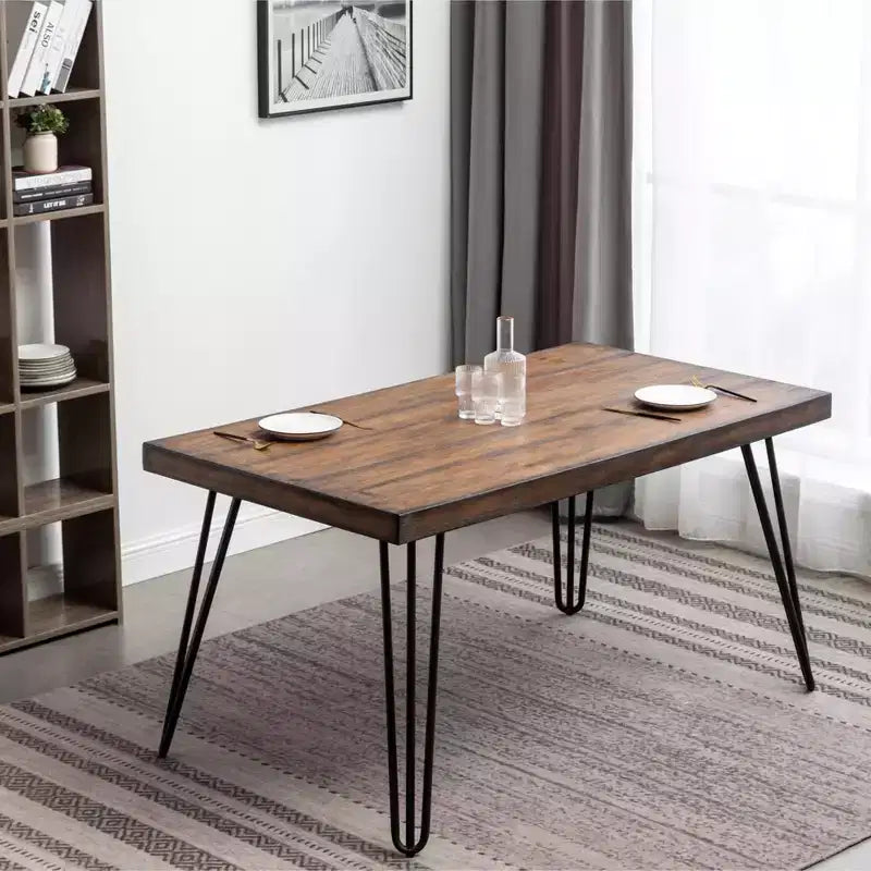 Table à manger industrielle Aryven en métal avec pieds épingles, pin foncé rustique